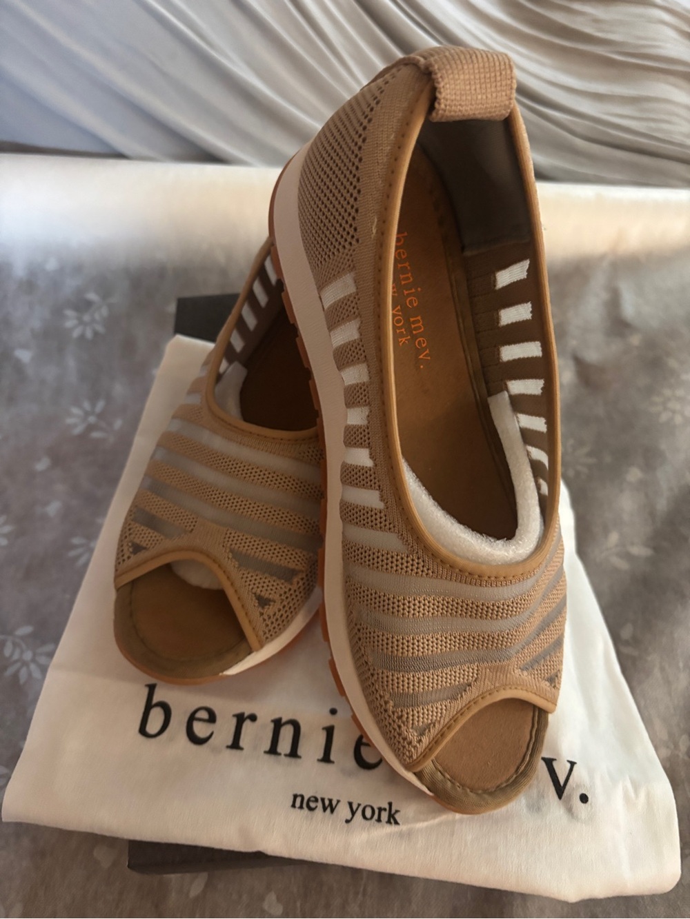 bernie mev. Women's Blush/Cream Slip-On Peep-Toe size EU 39/US 8 NWB/Dust Bag